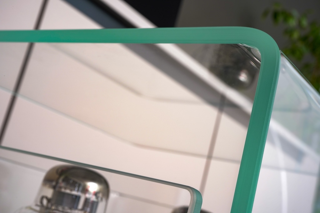 Das fast ein Zentimeter starke Glas ist eine Spezialanfertigung, dessen Fertigung und Formung nur wenige Hersteller weltweit beherrschen.