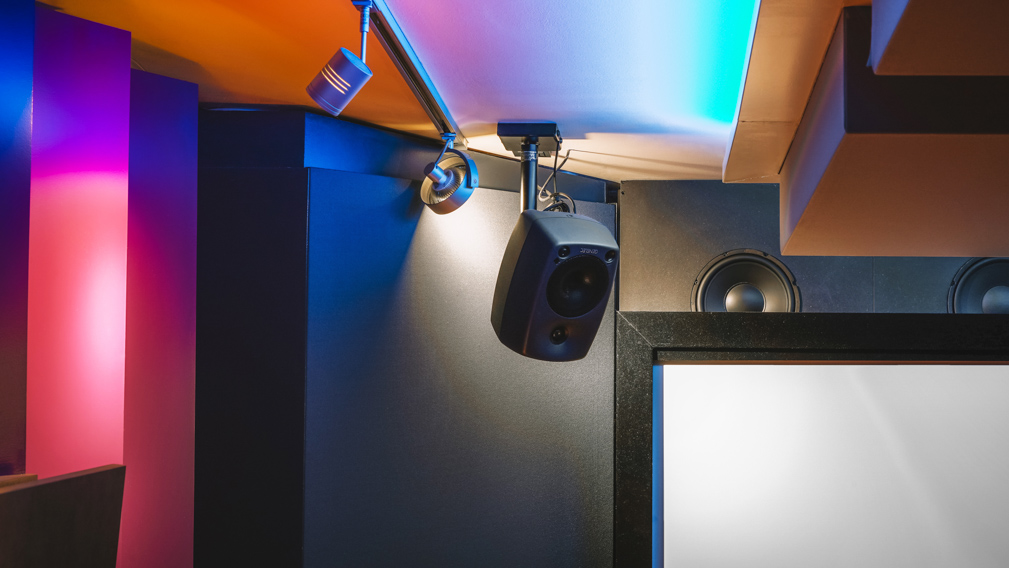 Als Lautsprecher für die vier Höhen-Kanäle sind aktuell noch kompakte Monitore von Genelec installiert, sie werden demnächst durch S1-Module ersetzt. Auch dank der Höhen-Kanäle ist die Wiedergabe im Mehrkanalbetrieb ungemein offen und weiträumig.