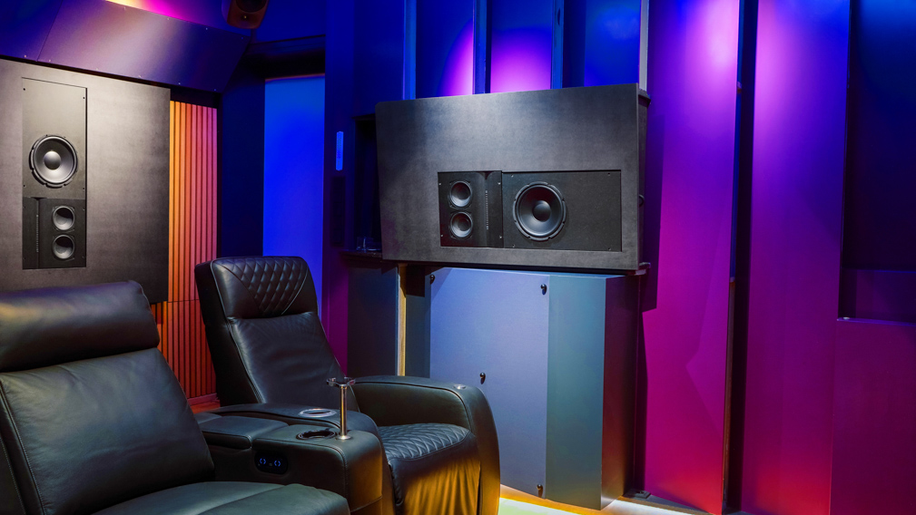 Das GGNTKT-Referenz-Kino im Fairland-Studio: Hier ein Blick auf die Lautsprecher-Module für den linken seitlichen und hinteren Kanal. Hier agiert jeweils eine Kombination aus dem Model S1, das mit AMT-Hochtöner und zwei Konus-Mitteltieftönern bestückt ist, und dem Model SX, das Erweiterungsmodul mit einem Tieftöner die Basswiedergabe unterstützt.