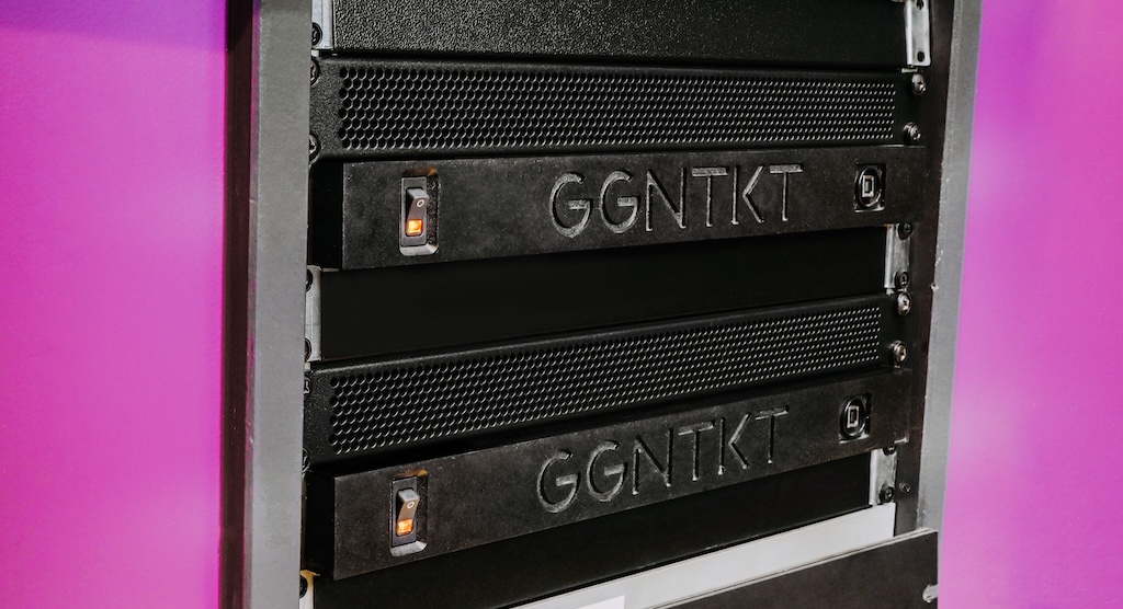 Die externen DSP/Verstärker-Einheiten für die Seiten und die hinteren Kanäle: Hier agiert ein Paar des sechs Kanäle und 840 Watt Leistung bietenden Controllers DSPVE 6×840. Das Controller-Paar ist für die seitlichen und hinteren Kanäle mit ihrer jeweils Drei-Wege umfassenden Konfiguration zuständig.