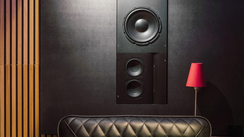 Das Model SX ist mit seinem 10-Zoll-Treiber die Basserweiterung für das S1. Das SX wird nahtlos an das Hautpmodul angesetzt, dabei ist der Woofer immer hin zum S1 ausgerichtet.