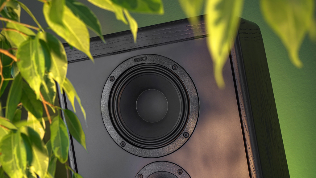 Der 15-Zentimeter-Mitteltöner entstammt, wie die Woofer, ursprünglich Cantons früherer Reference K-Serie. Für die GS Edition sind die Membranen abermals veredelt worden. Durch einen aufwändigeren Keramisierungsprozess wird die Schallwandlungsfläche noch steifer, im Zusammenspiel mit der Einbringung von Wolfram-Partikeln kommt es dann zu der schwarzen Färbung. Diese „Black Edition“-Chassis erlebten in den GS Edition-Modellen ihre Premiere.