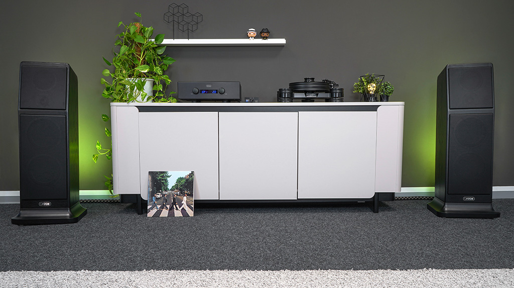 Die Canton Ergo GS Edition im Hörraum – und mit aufgesetzten Abdeckungen, die zum Lieferumfang gehören. Hier spielt sie mit dem Vollverstärker Hegel H360, über ihn gelingt auch die das Musikstreaming. Bei der Aufstellung zeigt sich die Ergo GS Edition überaus unkompliziert, beim Wandabstand sollte man beachten, dass der Bassreflex-Port der Lautsprecher rückseitig abstrahlt.