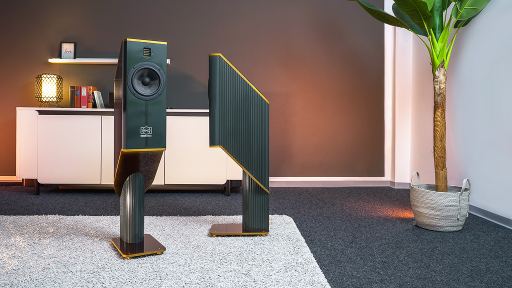 Die B.M.C. PureVox ist mit ihrem geradezu skulpturalen Design ein absoluter Hingucker – und deutet bereits optisch an, welch ungewöhnliches akustisches Konzept hier realisiert ist.