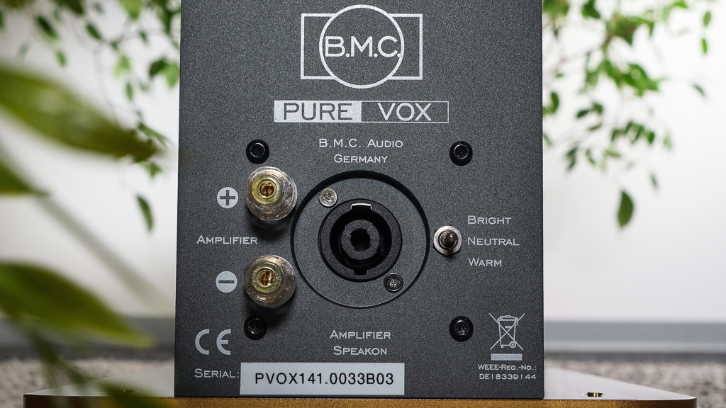 Für den Anschluss an den Verstärker bietet die PureVox hochwertige konventionelle Klemmen sowie als Alternative eine Speakon-Buchse, wie sie im Profi-Beschallungsbereich üblich ist.