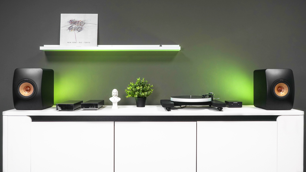Der Luphonic H1 im Einsatz: Mit seinem Clean Design passt er perfekt in ein modern möbliertes Ambiente. Hier spielt er mit dem Phono-Vorverstärker Lehmannaudio Decade, als Lautsprecher fungiert ein Paar KEF LS50 Meta.