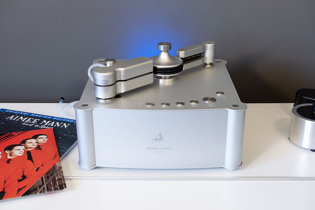 Die Clearaudio Double Matrix Professional Sonic ist komplett in Metall realisiert – angefangen beim dickwandigen Aluminiumgehäuse über die Reinigungs- und Antistatik-Arme bis hin zur Plattenklemme. Mit dieser Robustheit in allen Teilen ist die Plattenwaschmaschine auf intensive Benutzung und Langlebigkeit ausgelegt und erfüllt Profi-Ansprüche.