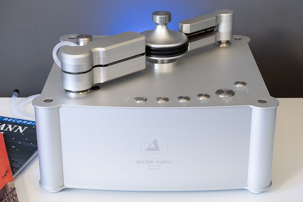 Mit ihrer Vollmetall-Ausführung strahlt die Clearaudio Double Matrix Professional Sonic jene absolute Hochwertigkeit und aus, die sie mit ihrer exzellenten Reinigungsqualität bestätigt.