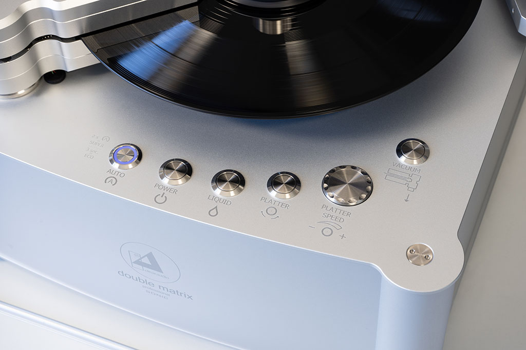 Die Bedienelemente der Double Matrix Professional Sonic sind als Edelmetall-Taster und -Knöpfe ausgeführt. Mit „Auto“ wählt man eines der drei Programme für die automatische Wäsche. Wer seine Platte nach eigener Vorstellung reinigen möchte, startet und stoppt die Rotation mit „Power“, bestimmt mit „Liquid“, wieviel Reinigungsflüssigkeit aufgetragen wird, nimmt mit „Platter“ einen Richtungswechsel der Rotation vor. Die Drehgeschwindigkeit lässt sich dabei mit dem „Platter Speed“-Drehknopf stufenlos verändern. Mit „Vacuum“ startet und stoppt man schließlich die Absaugung.
