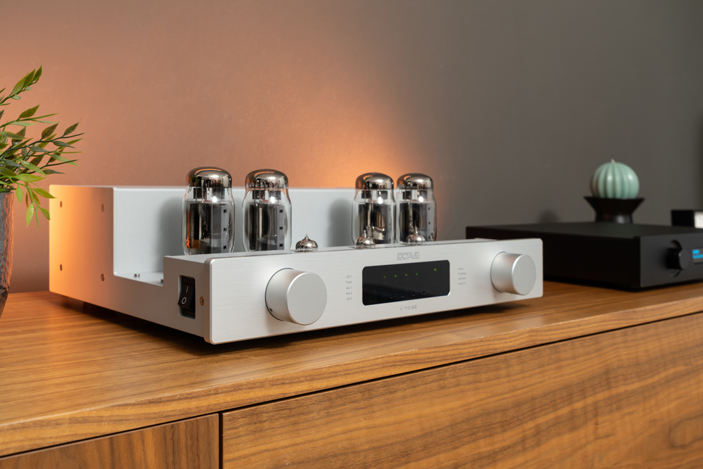Der Octave V 70 SE präsentiert sich optisch als schlanker Verstärker mit schnörkellosem Design.