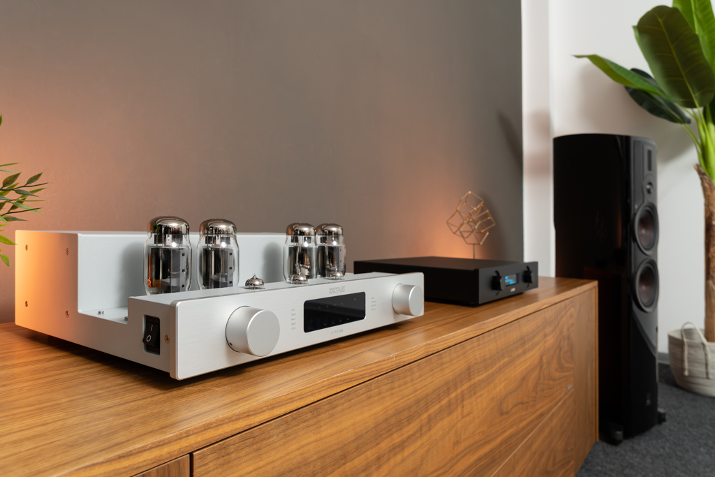 Der Octave V 70 SE im Hörraum: Hier spielt er mit der Streaming-Vorstufe Lumin P1 Mini und dem Lautsprecher Dali Epikore 7. Auch diesen Standlautsprecher treibt er souverän, sauber und konturiert bis in den Tiefton an.