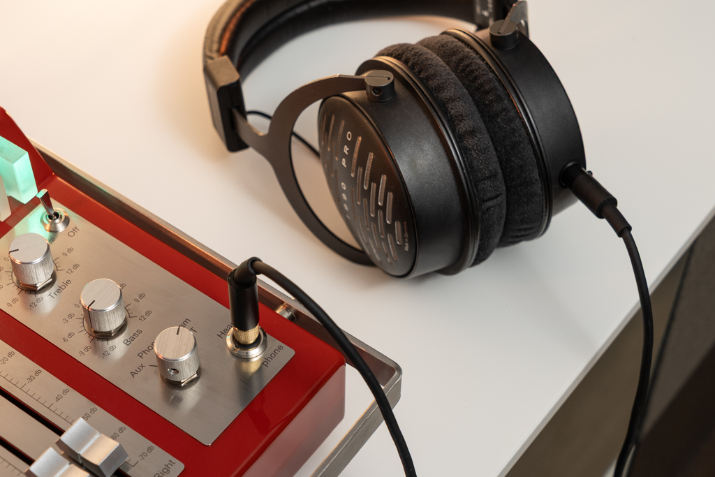 Der Verstärker bietet auch zwei Kopfhörer-Anschlüsse. Hier ist der eine mit dem Beyerdynamic DT 1990 Pro belegt. Die Ausgänge profitieren von der vollen Röhrenverstärker-Schaltung des Verstärkers und ermöglichen so eine hochqualitative Musikwiedergabe.