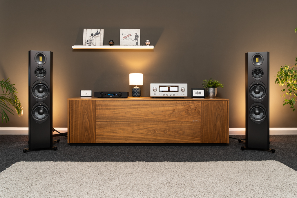 Die Scansonic M30.2 im Hörraum: Hier spielt das Serienflaggschiff mit dem Streaming-Vorverstärker Lumin P1 Mini und dem Vollverstärker Luxman L-505Z.