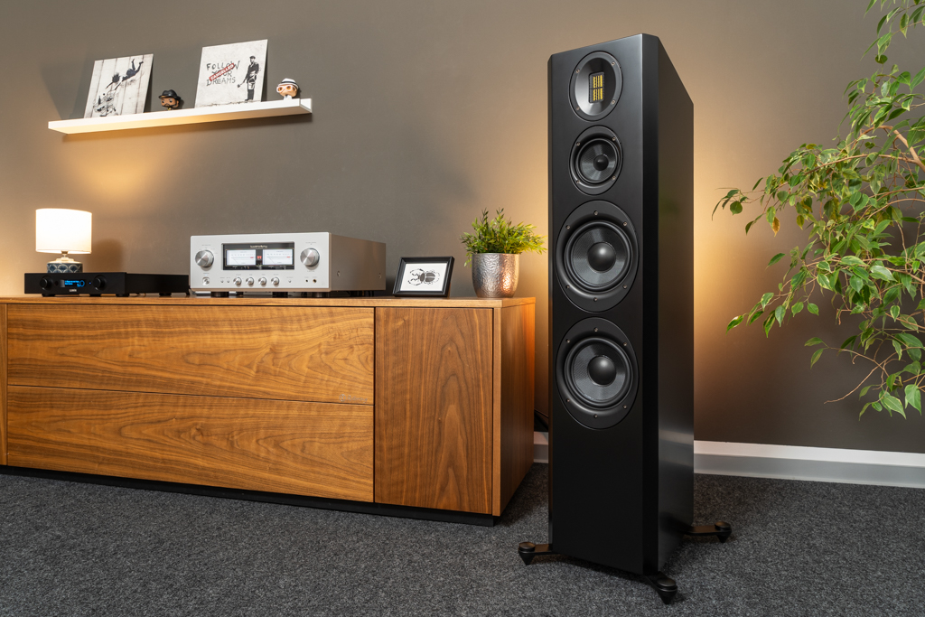 Die Scansonic M30.2 ist das neue Flaggschiff der M-Serie. Der Drei-Wege-Standlautsprecher präsentiert sich im Design mit skandinavischer Dezenz.