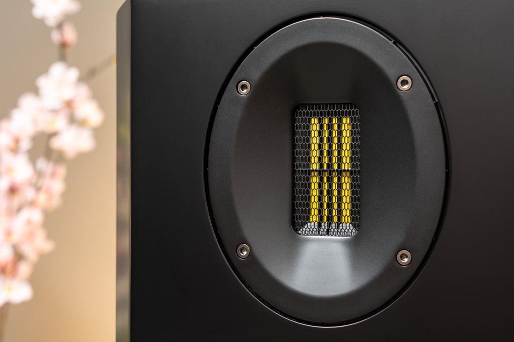 Für den Hochton verwendet Scansonic immer einen Magnetostaten – auch in der M30.2. Das von der High End-Schwestermarke Raidho inspirierte „Bändchen“ sorgt dank seiner Impulstreue für eine offen-luftige Wiedergabe mit frisch-dynamischem, klarem und verzerrungsarmen Hochton.