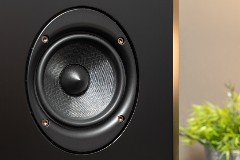 Der Mitteltöner agiert mit der neuentwickelten Vier-Material-Membran – und ist mit seinem 4,5-Zoll-Durchmesser größer als selbst die Woofer der ursprünglichen Modellgeneration.