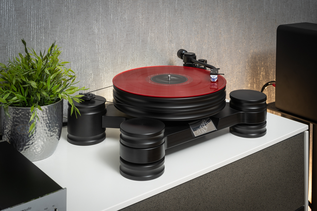 Das Jasmine Tiger im Betrieb: Hier spielt das MC-System auf dem Transrotor Dark Star. Dieses Analog-Laufwerk ist mit einem mittelschweren Neun-Zoll-Tonarm von Transrotor ausgestattet, welcher dem Jelco SA-250 entspricht.
