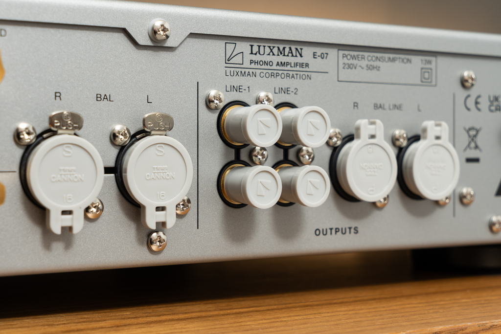 Vorbildlich: Luxman verschließt sämtliche Anschlüsse mit Abdeckkappen. So sind die Ein- und Ausgänge vor Staub geschützt.