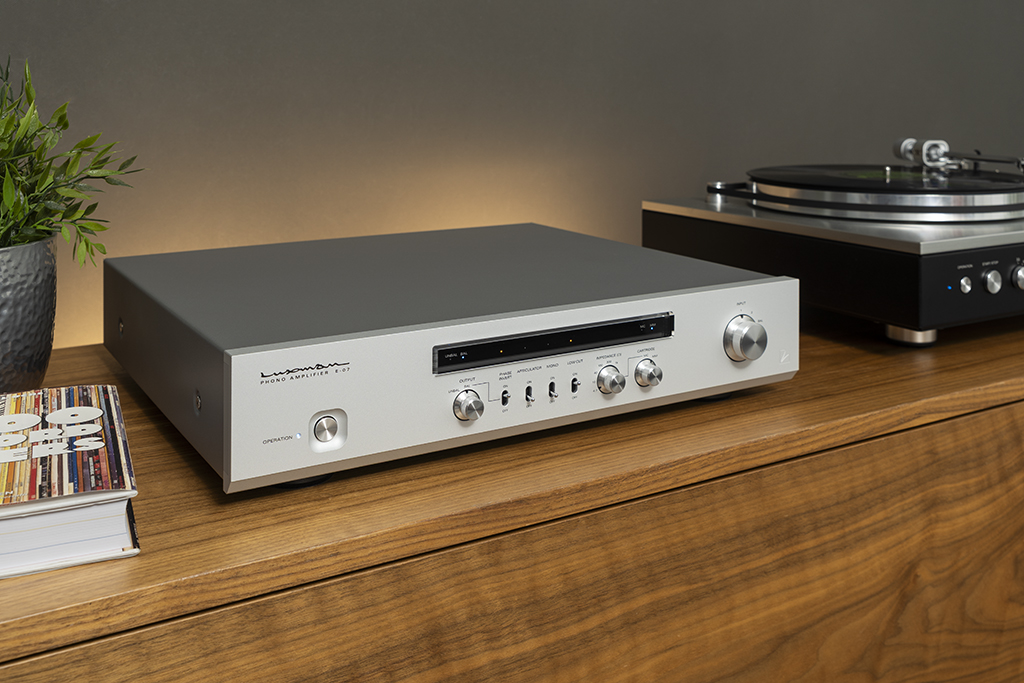 Der Luxman E-07 punktet optisch mit elegantem Design und edlem Auftritt im hochwertigen Aluminium-/Stahlblechgehäuse. Dieser Korpus dient auch der elektrischen und mechanischen Abschirmung.