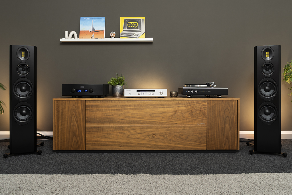 Der Luxman E-07 im Einsatz: Hier verstärkt und entzerrt die Phono-Vorstufe das Signal vom Plattenspieler Luxman PD-151 MKII, der mit dem Tonarm LTA-309 und dem MC-System LMC-5 bestückt ist. Als Vollverstärker dient der Hegel H360, die Schallwandlung übernimmt ein Paar Scansonic M30.2.