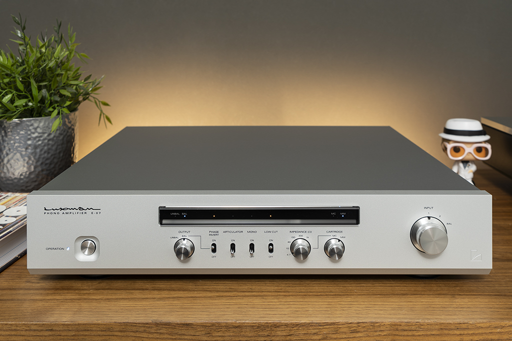 Der E-07 bewahrt die klassische HiFi-Anmutung und orientiert sich auch am tradierten Format, verströmt aber dank dem attraktiven Slim-Design ebenso ein modernes Flair.