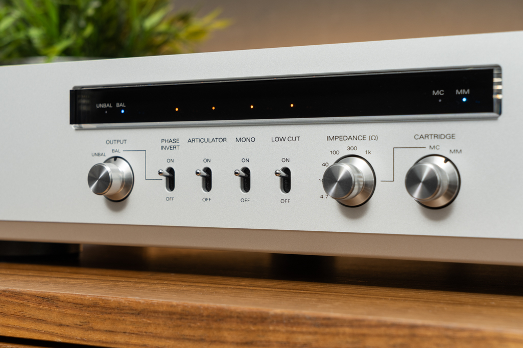 So geht HiFi: Mt den in Vollmetall realisierten klassischen Kippschaltern und griffigen Drehknöpfen bietet der Phono-Vorverstärker zusätzlich zum optischen auch einen haptischen Genuss.