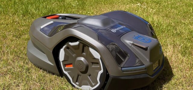 Husqvarna Automower AM405XE NERA – für mittelgroße Gärten und ganz ohne Kabel