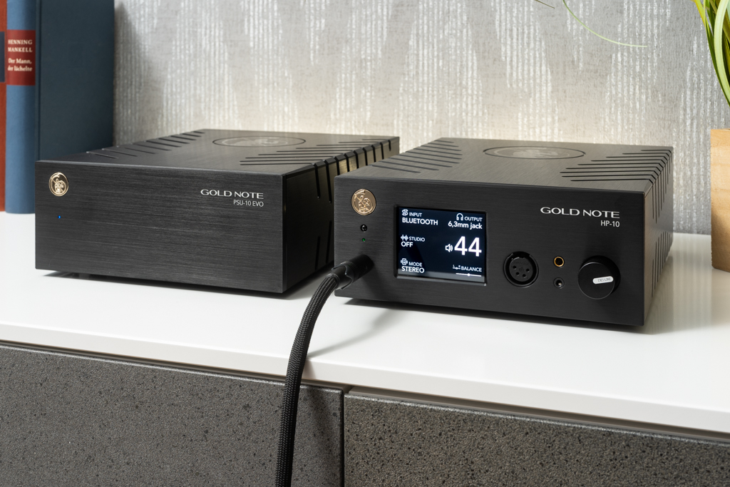 Zum HP-10 Deluxe bietet Gold Note ein optionales externes Netzteil namens PSU-10 EVO an. Diese externe Stromversorgung passt in den Maßen und im Design perfekt zum Kopfhörerverstärker – und sorgt klanglich für einen frappanten Zugewinn jn allen Disziplinen.