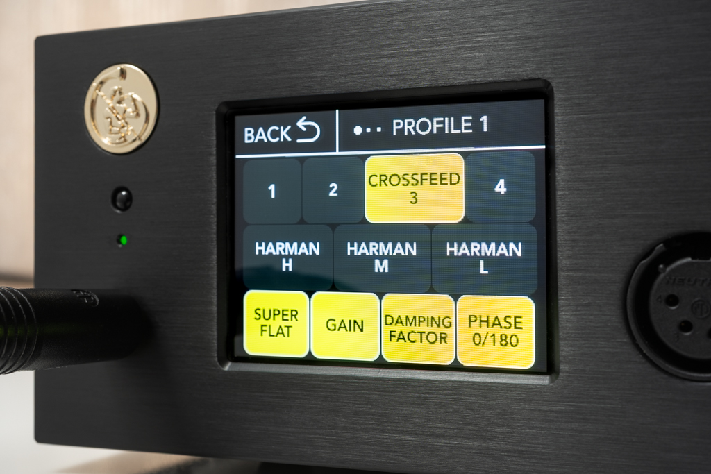 Der HP-10 Deluxe kann drei Profile abspeichern – für verschiedene Kopfhörer oder Hörszenarien. In jedem Profil stehen pfiffige Features parat: vier Crossfeed-Einstellungen, drei Harman-EQ-Kurven (die auch kombinierbar sind), die „Superflat“-Höhenanpassung, eine Gain- und Dämpfungsfaktor-Umschaltung zur Anpassung an die Kopfhörer-Empfindlichkeit und -Impedanz sowie eine Phasenumkehrung des Musiksignal.