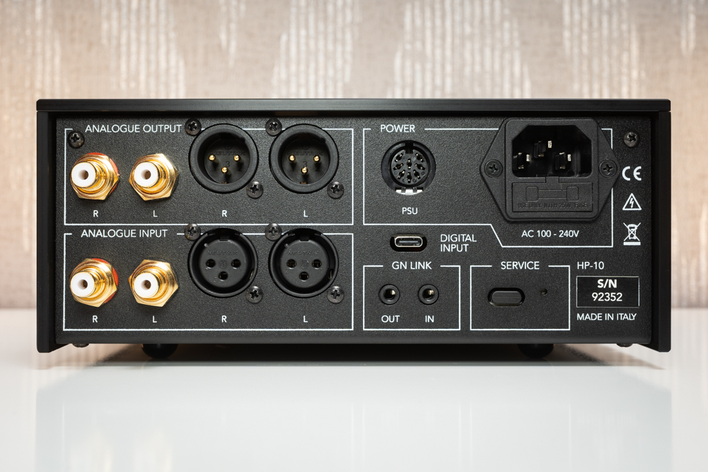 Anschlussseitig glänzt der HP-10 Deluxe mit symmetrischen und unsymmetrischen Ein- sowie Ausgängen. So kann der Verstärker auch als vollwertige Vorstufe genutzt werden. Die USB-C-Schnittstelle für die digitale File-Zuspielung ist exklusiv der „Deluxe“-Version des HP-10 vorbehalten. Die Power-Buchse dient dem Anschluss des optionalen externen Netzteils. Die „GN Link“-Buchsen sind Trigger-Schnittstellen, um mehrere in der Wiedergabekette miteinander verbundene Geräte gleichzeitig ein- oder ausschalten zu können.
