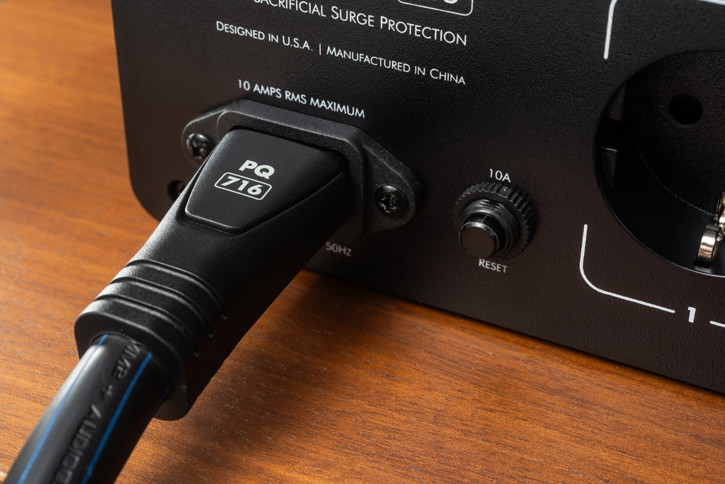Der Power Conditioner wird mit einem Qualitäts-Netzkabel geliefert: Das PQ116 von AudioQuest ist auf Rauscharmut und schnellen Stromtransport getrimmt.