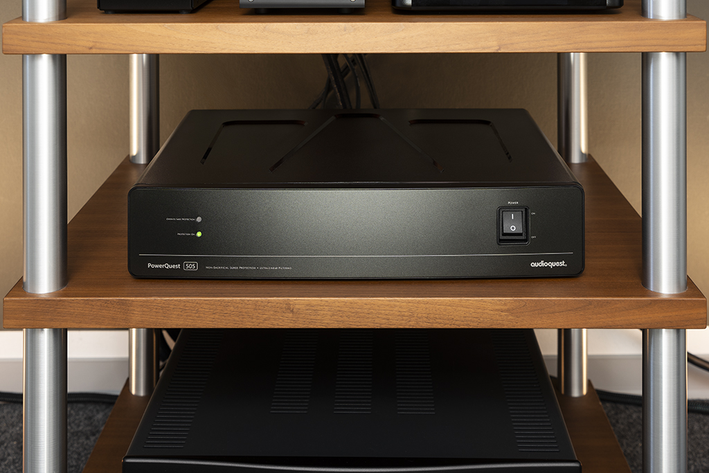 Der AudioQuest PowerQuest 505 präsentiert sich als schlanker Power Conditioner in minimalistisch-dezentem Design.