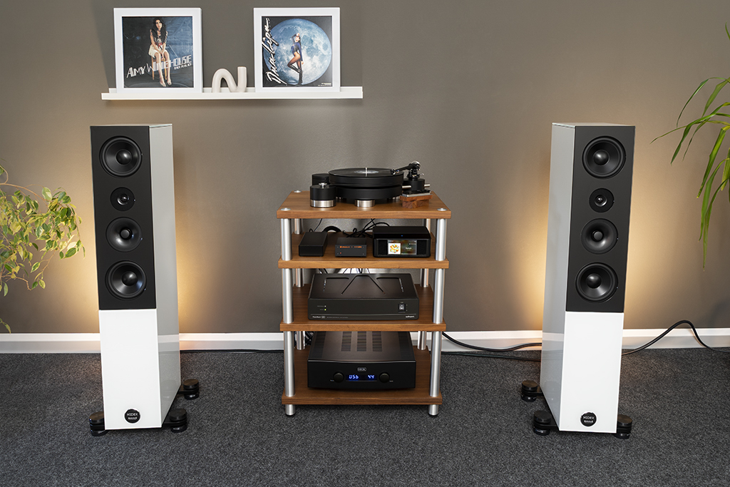 Der AudioQuest PowerQuest 505 im Einsatz: Hier säubert er den Strom für den Plattenspieler Transrotor Max Nero, den Phono-Vorverstärker Lehmannaudio Black Cube SE II SV Edition, den Streamer Bluesound Node Icon und den Vollverstärker Hegel H360.