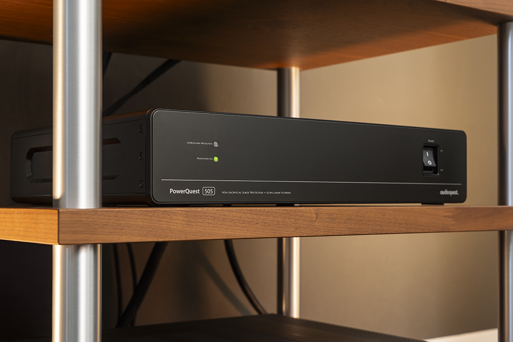Mit seinem Slim Design und einer Höhe von gerade mal neun Zentimetern passt der PowerQuest 505 auch in weniger geräumige HiFi-Racks – soviel Platz, wie hier hat, benötigt er gar nicht.