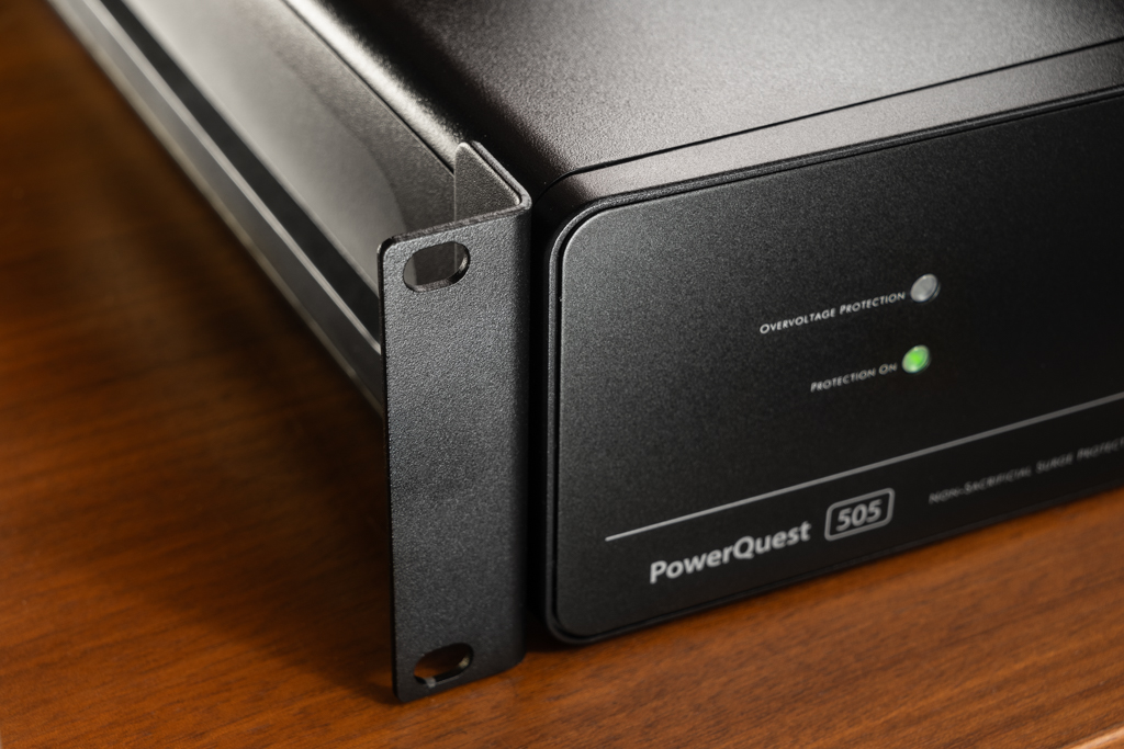Pfiffig: Der PowerQuest 505 ist so dimensioniert, dass er auch in ein 19-Zoll-Rack eingebaut werden kann. Dafür liegen als Zubehör Montagelaschen bei. Damit ist der schlanke, nur zwei Höheneinheiten beanspruchende Power Conditioner auch in der Beschallungstechnik einsetzbar, um die PA zu versorgen und zu schützen.