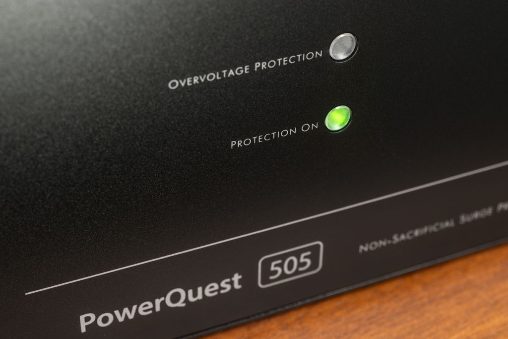 Mit seinen LED zeigt der Power Conditioner den aktuellen Betriebsstatus an. Im Normalfall leuchtet nach dem Einschalten und der Freischaltung der Ausgänge allein und durchgängig die grüne „Protection On“. Die rote „Overvoltage Protection“-LED hingegen leuchtet, sobald die anliegende Betriebsspannung 270 Volt überschreitet. Dann sind auch alle angeschlossenen Komponenten vom Netz getrennt.