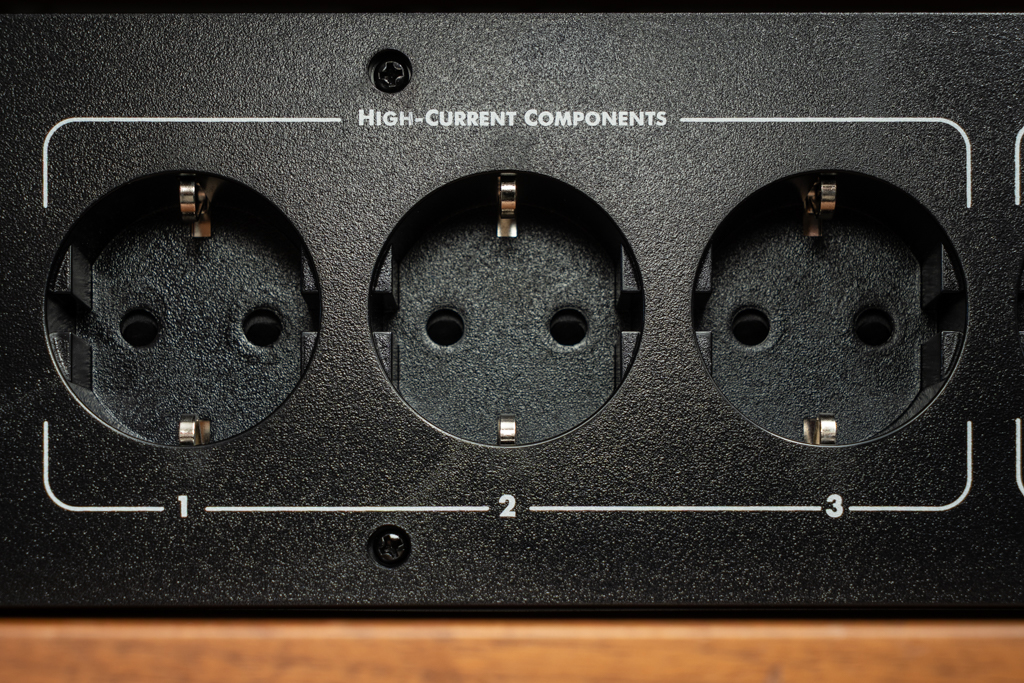 Drei „High Current“-Ausgänge sind für Komponenten mit hohem und variablem Energiebedarf ausgelegt – etwa Vollverstärker, Endstufen, Aktivlautsprecher, Subwoofer. Hier steht bei der Filterauslegung die prompte Lieferfähigkeit ohne Stromkompression im Vordergrund.