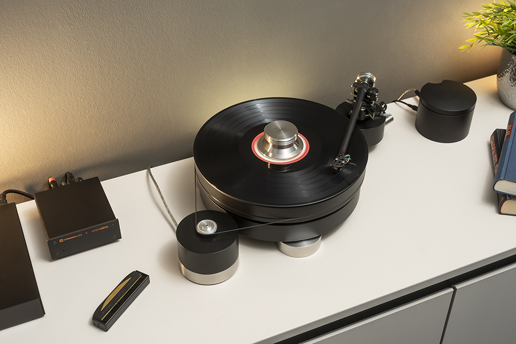 Der Transrotor Max Nero im Betrieb: Als Phono-Vorstufe kommt in diesem Setup der Lehmannaudio Black Cube SE II SV Editionhttps://www.lite-magazin.de/2023/10/lehmannaudio-black-cube-se-ii-sv-edition-veredelte-version-des-klassikers/ zum Einsatz. Der Plattenspieler ist hier bereits in einer Upgrade-Ausführung zu sehen – mit TA8-Tonarm, MC-System Merlo Reference und der externen Motorsteuerung Konstant EINS.