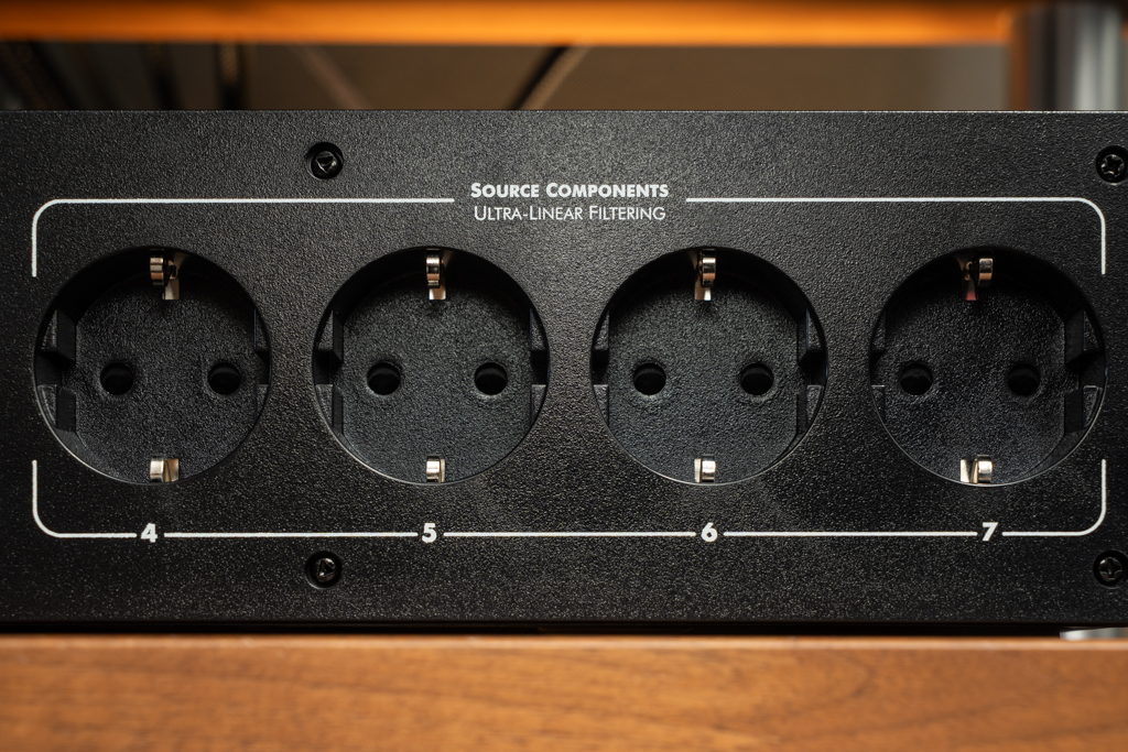 Insgesamt bietet der PowerQuest 505 sieben Anschlüsse: Drei Steckplätze für Verstärker und vier für Zuspieler. Hier sind diese „Source Components“-Anschlüsse für Quell- und Konstantstrom-Komponenten wie Plattenspieler oder CD-Player abgebildet. Diese Geräte erfahren eine „Ultralinear-Filterung“ gegen Gleichtakt- sowie Gegentaktstörungen.