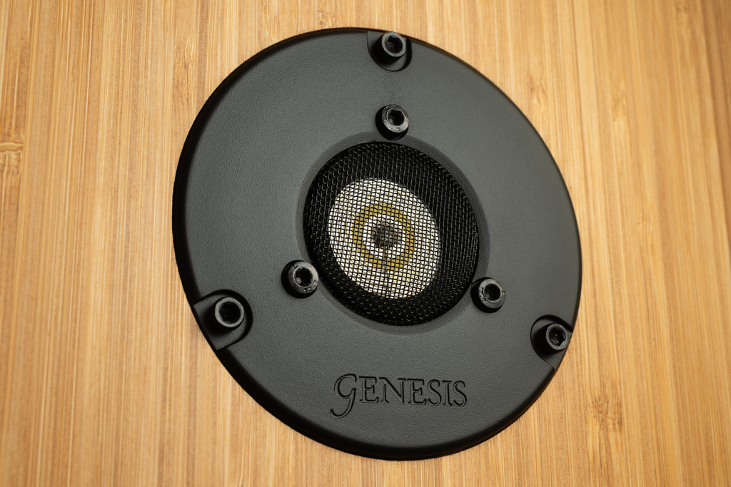 Der rückseitige Tweeter der Minuet. Hier kommt – wie auf der Front – der von Genesis entwickelte Ring-Magnetostat zum Einsatz. Dieser Top-Tweeter ziert auch die Edel-Serien der Washingtoner High End-Manufaktur.
