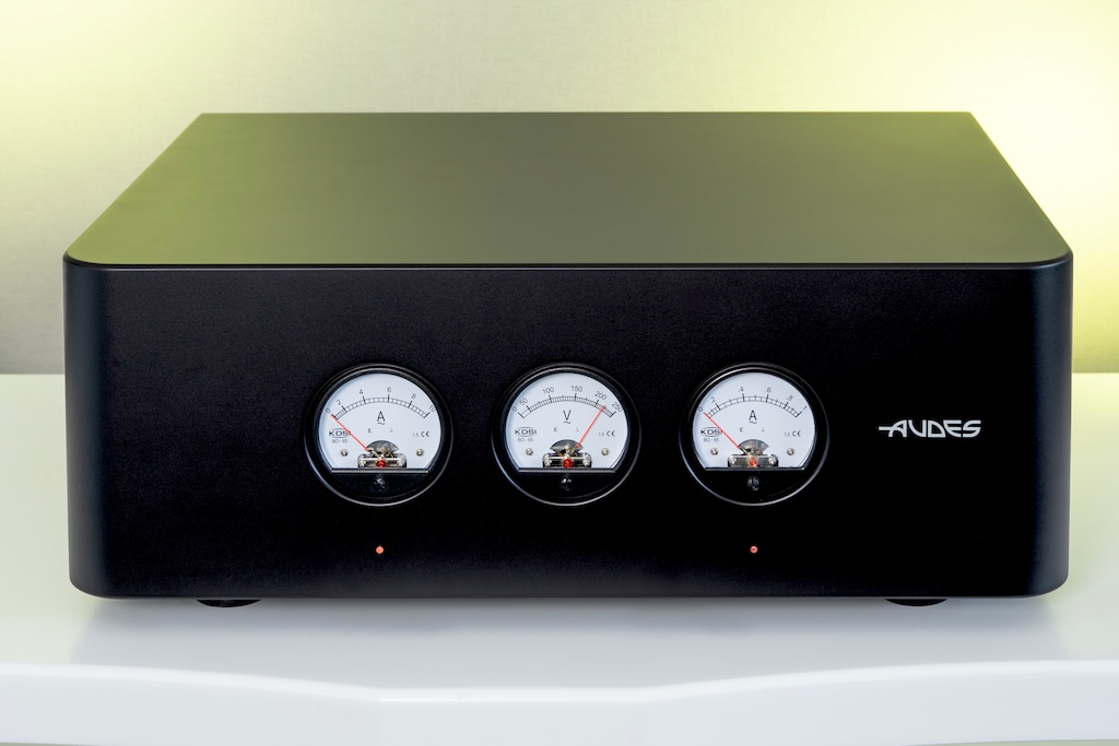 Der Audes TT-1700 DC präsentiert sich als imposanter Power Conditioner mit angenehmem Design und apartem Retro-Style.