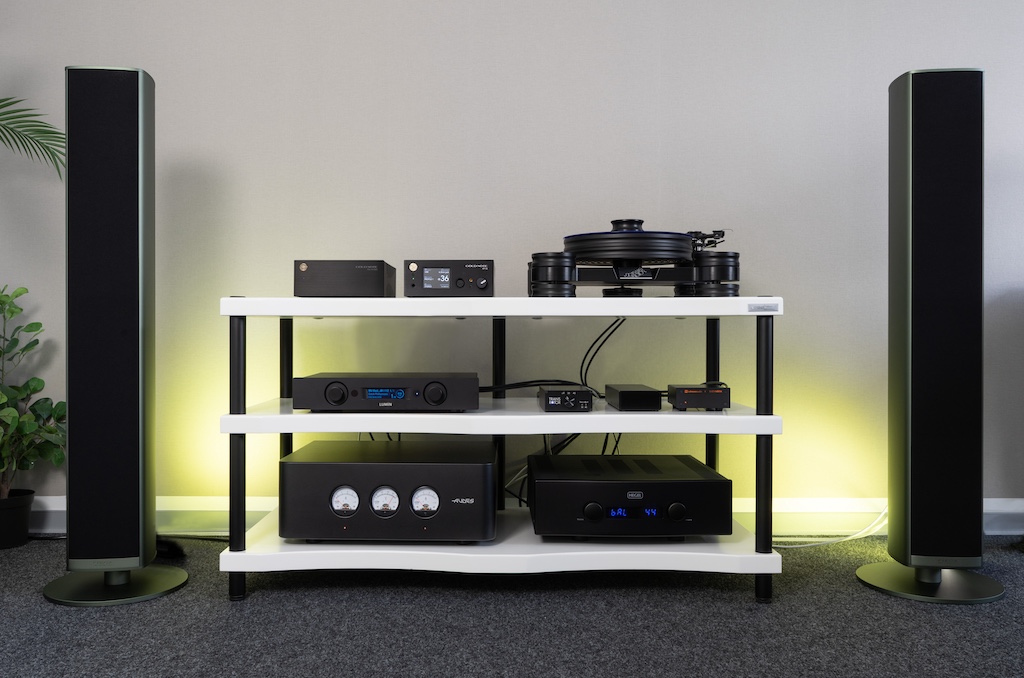 Der Audes TT-1700 DC im Einsatz: Hier versorgt er den Plattenspieler Transrotor Dark Star, den Phono-Vorverstärker Lehmannaudio Black Cube SE II SV Edition, die Streaming-Vorstufe Lumin P1 Mini und den Vollverstärker Hegel H360 mit sauberem, symmetrischen und vom Hausnetz isolierten Strom. Als Lautsprecher agiert ein Paar Piega Premium 701 Gen2.