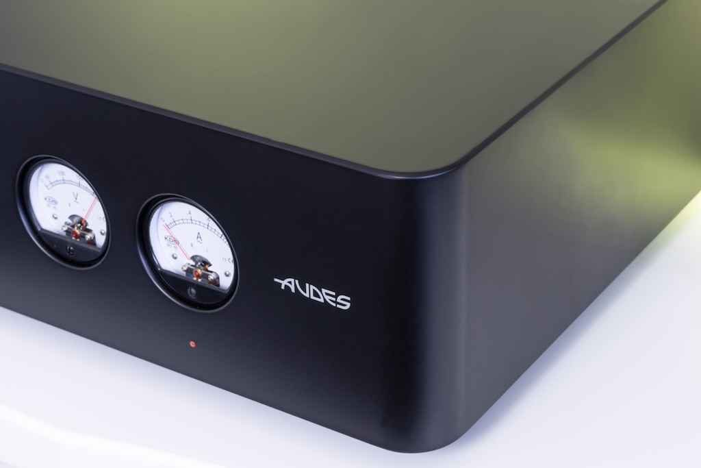 Die sanften Rundungen des dickwandigen Gehäuses und der leichte Schimmer des seidenmatten Lackes verleihen dem Power Conditioner eine edel-elegante Note. Das Soft Touch-Finish ist auch haptisch ein Genuss. Das perfekt aufgetragene Coating ist hier in schwarz realisiert, alternativ ist der TT-1700 DC auch in weiß erhältlich. Dann bilden die dunklen Rahmungen der Anzeigen einen attraktiven Kontrast zum hellen Gehäuse.