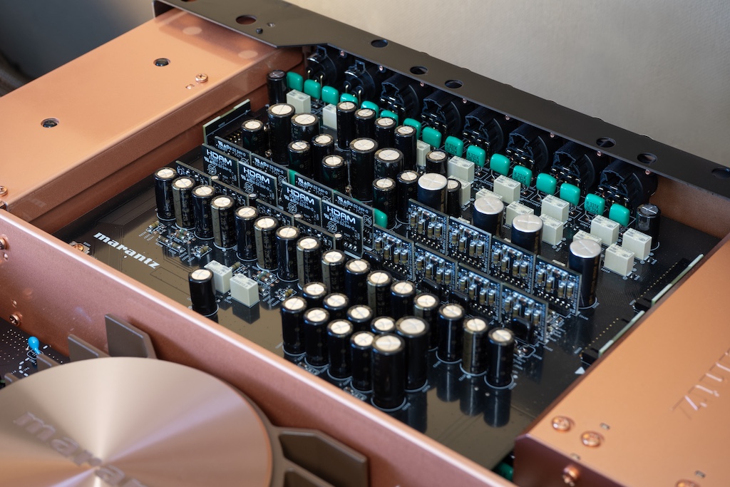 Die aufgereihten, hochkant eingebauten kleinen Platinen sind die diskret aufgebauten HDAM-Verstärkermodule, die eine Marantz-Kerntechnologie sind.