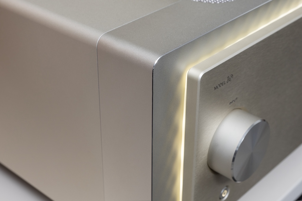 Magische Illumination: Die Frontblende ist hinterseitig mit einer dimm- und abschaltbaren Beleuchtung versehen. So wirkt ihr scheinbares Schweben noch eindrucksvoller und das Wellenmuster der Verstärkerfront noch edler. Diese Stirnseite ist bis zu staunenswerten 4,5 Zentimeter stark und wie die ebenfalls edel eloxierten Aluminium-Seitenteile aus dem Vollen gefrästen.