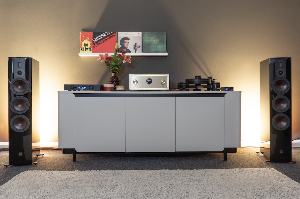 Das Marantz Model 10 im Hörraum: Hier spielt der Vollverstärker mit dem Plattenspieler Transrotor Dark Star, der Streaming-Vorstufe Lumin P1 Mini und einem Paar Dali Rubikore 8.