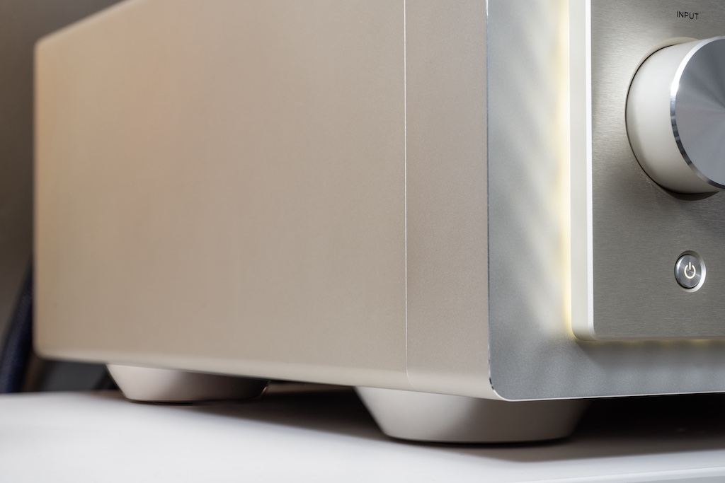 Selbst die Füße sind aufwändig gefertigt: Sie bestehen aus einer mehrteiligen Metallkombination mit integrierter Kupferplatte und definiert platzierten Kupferschrauben.