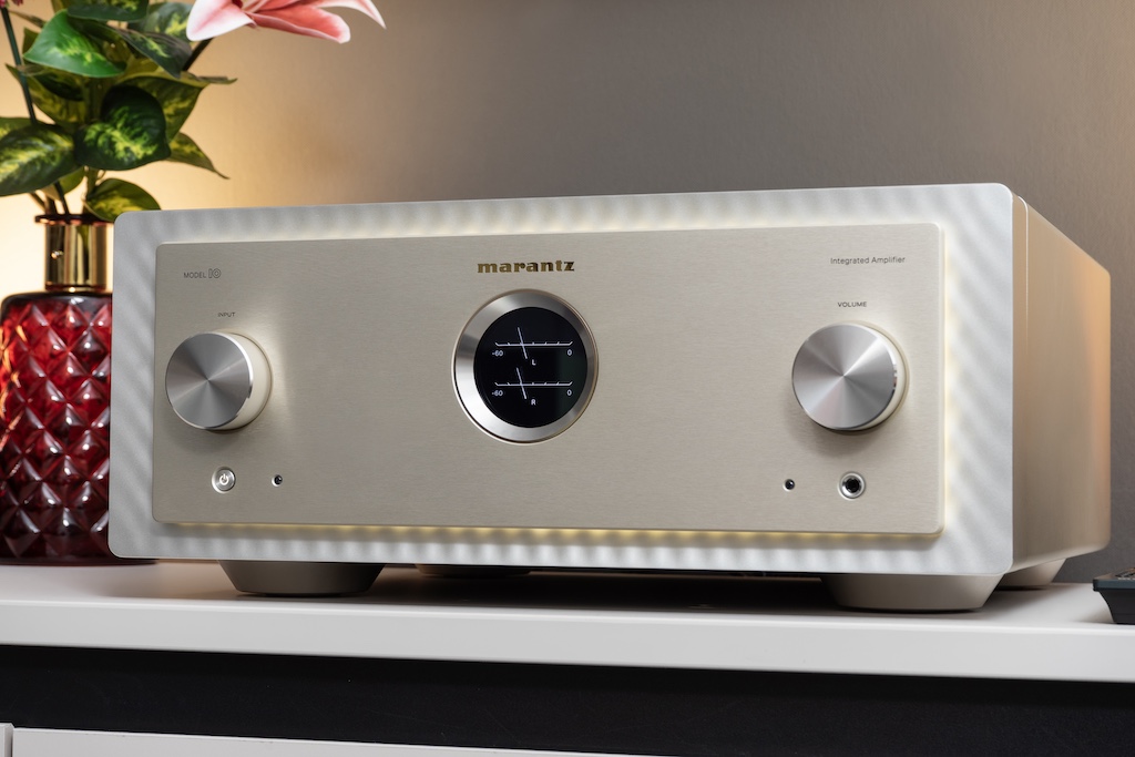 Das Marantz Model 10 präsentiert sich bereits optisch als Referenz-Verstärker: Das Design ist edel, elegant und luxuriös, die Verarbeitung erweist sich als perfekt, die Dimensionen und Gewicht sind beeindruckend.