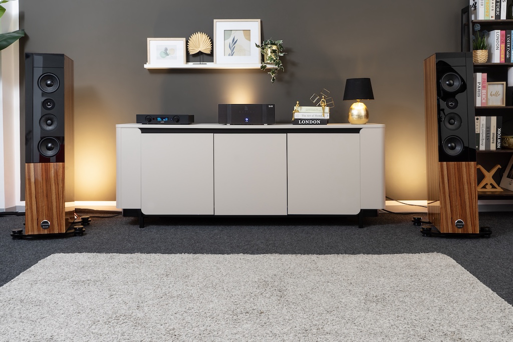 Die Galion TS A75 im Hörraum: Hier spielt die Endstufe mit dem Streaming-Preamp Lumin P1 Mini, als Lautsprecher dient die Audio Physic Cardeas.
