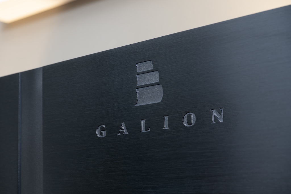 Die feine Gravur auf der Front sieht sehr edel aus: Sie zeigt, über dem Hersteller-Logo , als Signet die stilisierten Segel eine Galeone.